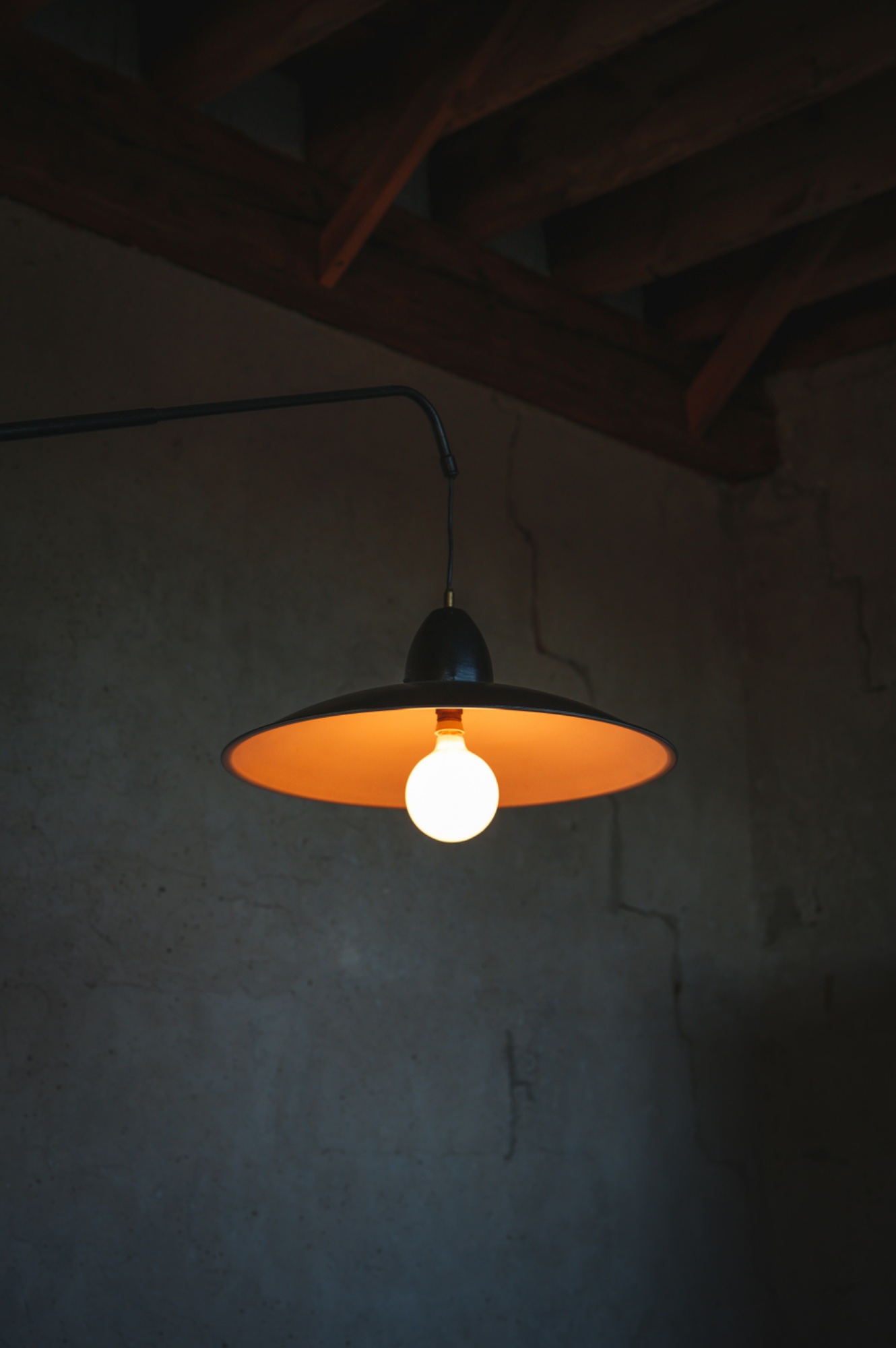 Industrialne wnętrze z dużymi oknami