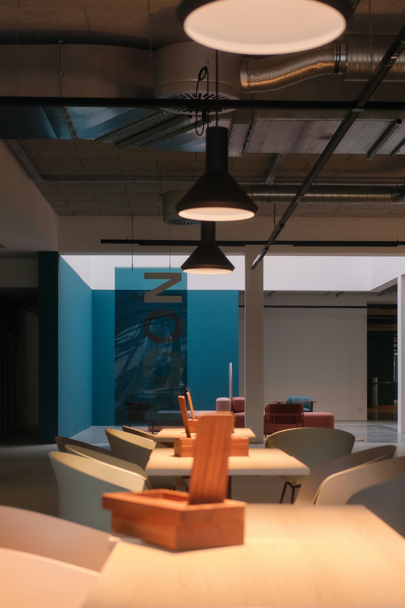 Przestrzeń open space z lampami